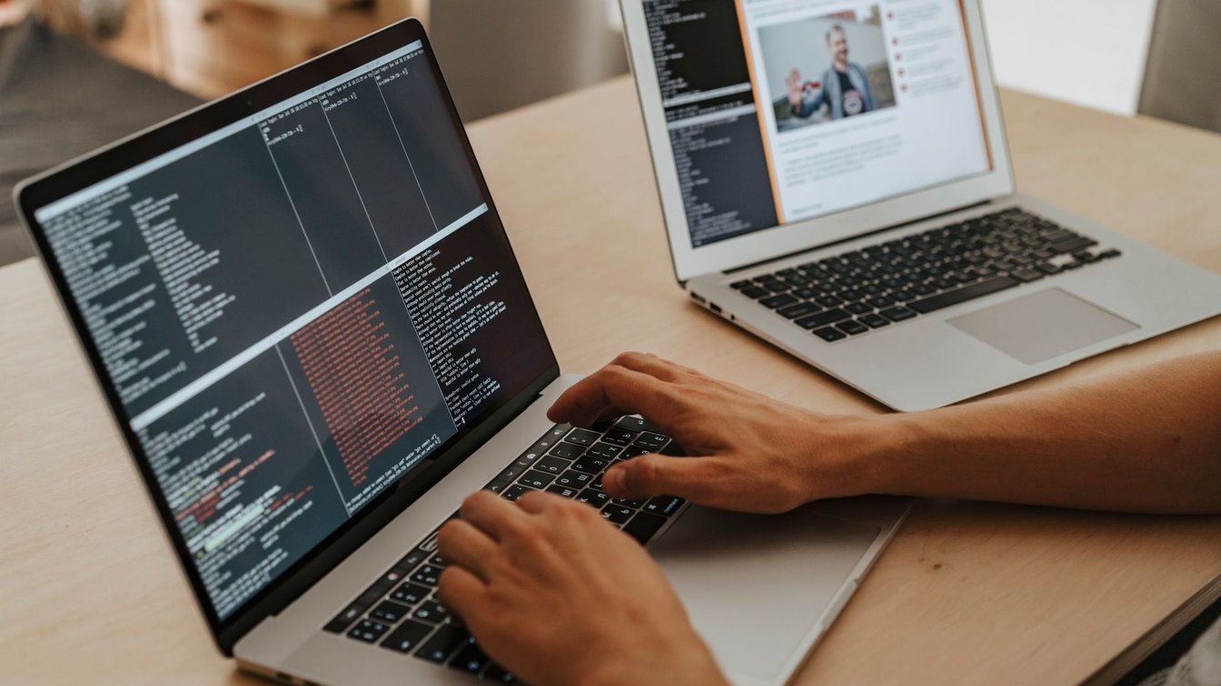 Un développeur travaillant sur un ordinateur portable, en train de coder